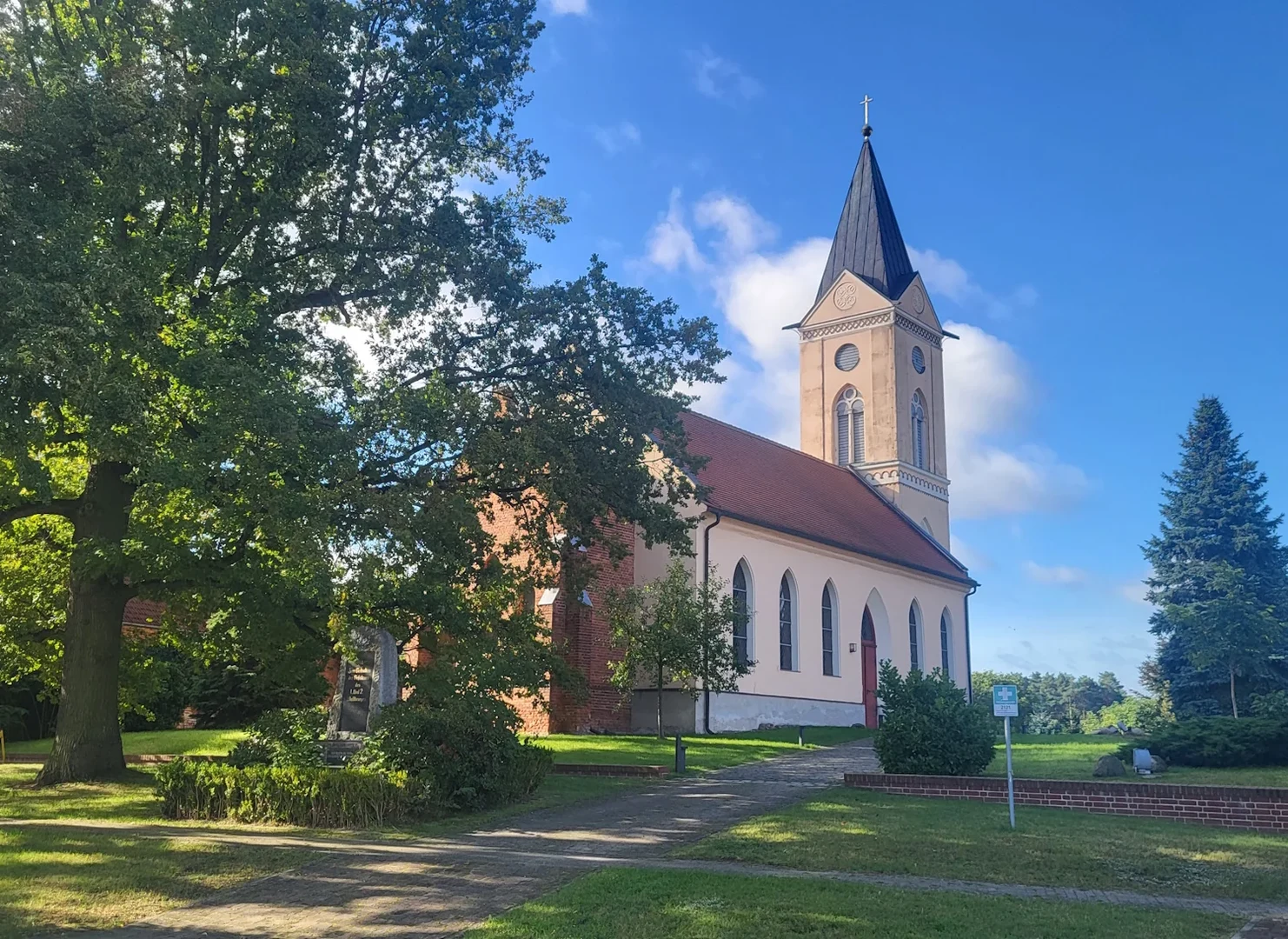 Dorfkirche Rieben.jpg
