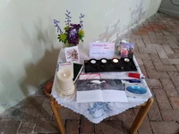 14komp Tisch mit Andachtsgegenstaenden.jpg