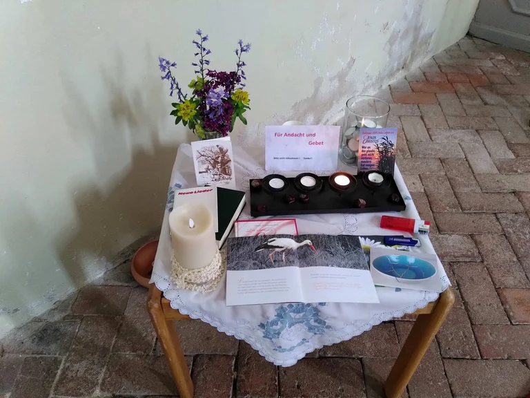 14komp Tisch mit Andachtsgegenstaenden.jpg