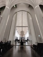 9_Altarraum mit zuziehenden Vorhang_2022_Transara KM.jpg