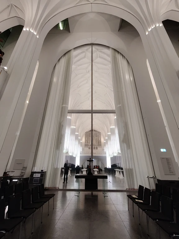 9_Altarraum mit zuziehenden Vorhang_2022_Transara KM.jpg