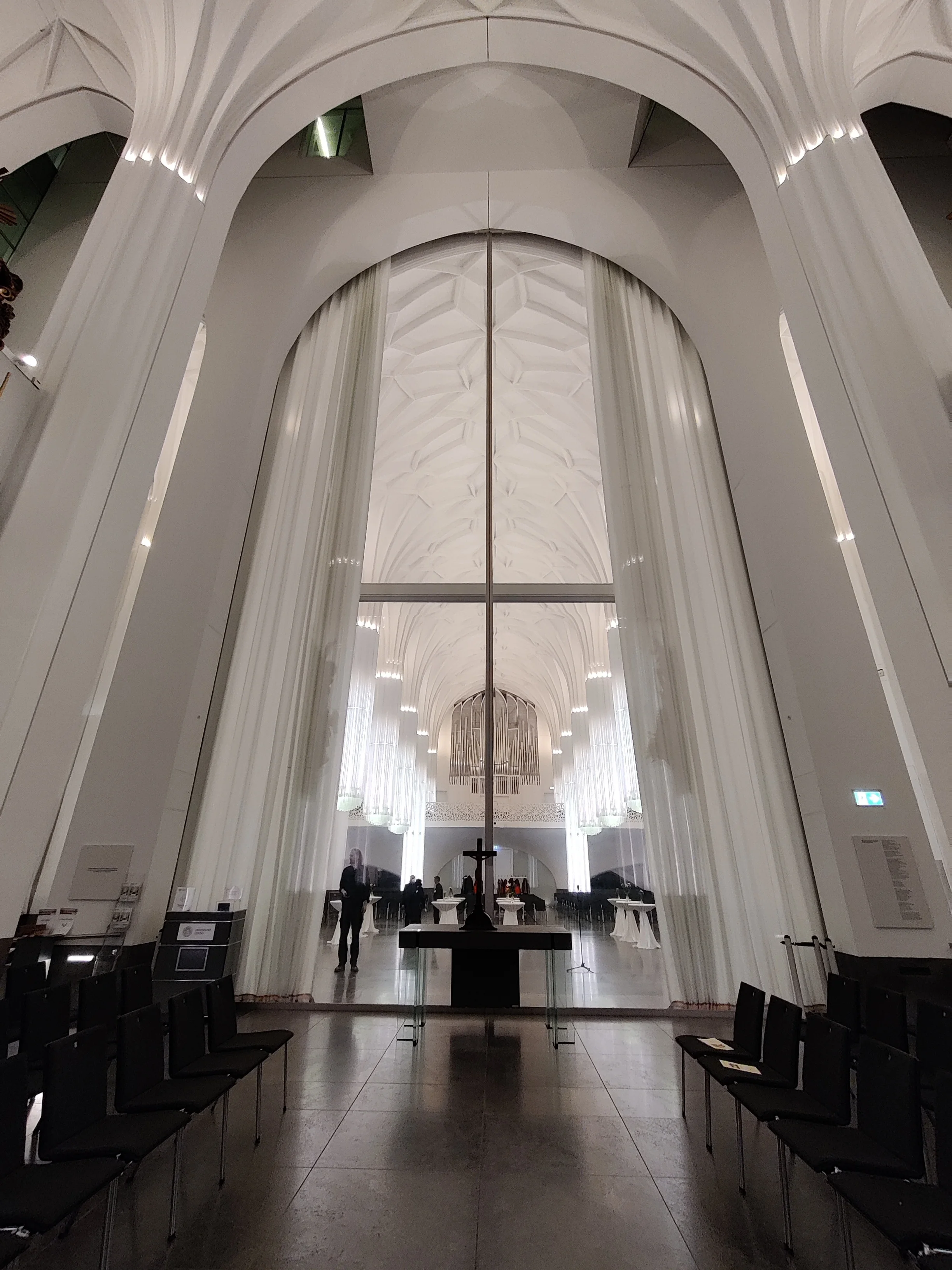 9_Altarraum mit zuziehenden Vorhang_2022_Transara KM.jpg